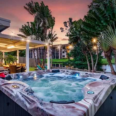 Villa Waterfront Oasis Escape With 7 Seats Hot Tub!
